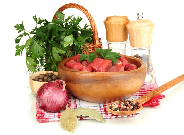 Świeże składniki na drewnianym stole